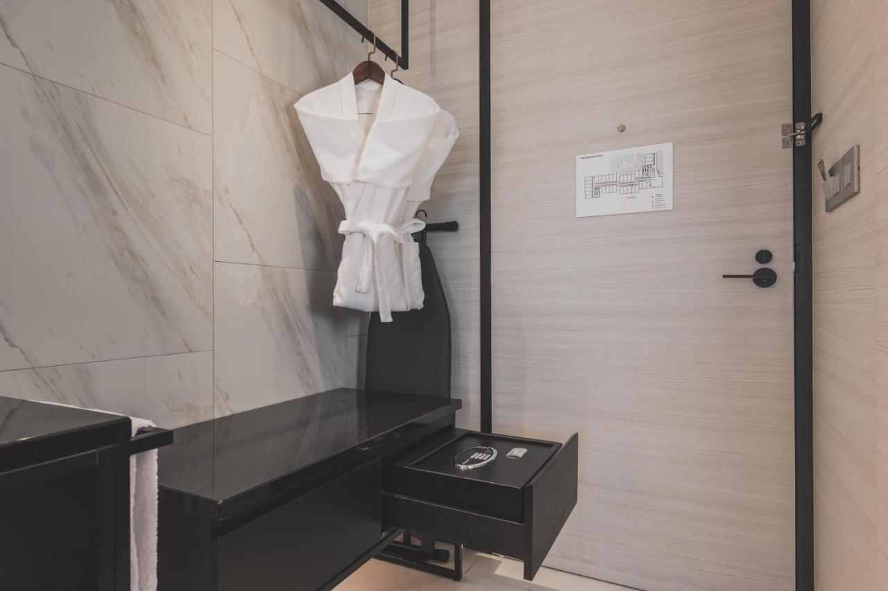 The Outpost Hotel Sentosa By Far East Hospitality (Adults Only) Singapur Exterior foto A bathrobe hanging on a door