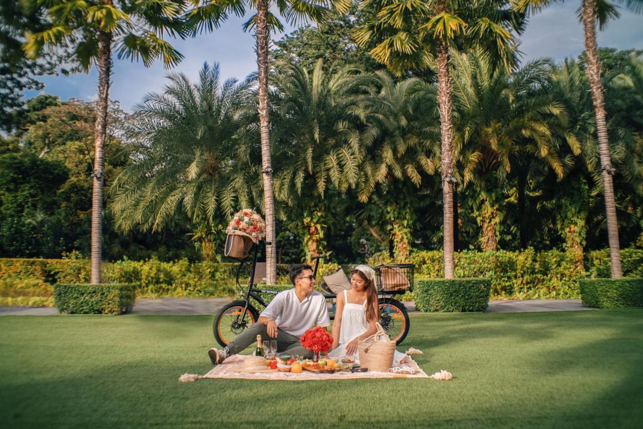 The Outpost Hotel Sentosa By Far East Hospitality (Adults Only) Singapur Exterior foto A couple having a picnic in the park