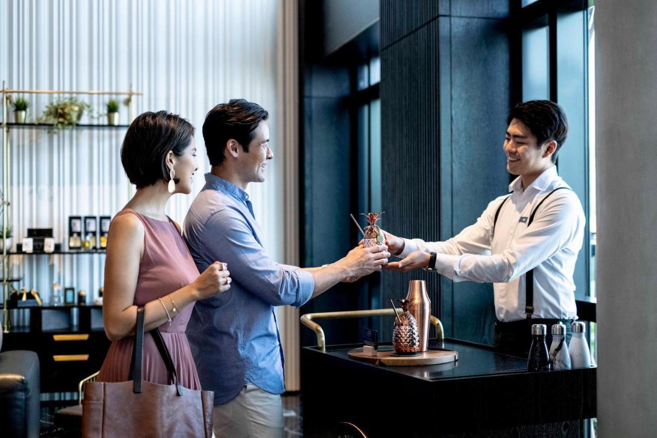 The Outpost Hotel Sentosa By Far East Hospitality (Adults Only) Singapur Exterior foto A bartender serving a couple