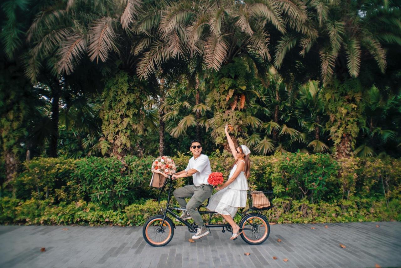 The Outpost Hotel Sentosa By Far East Hospitality (Adults Only) Singapur Exterior foto A couple riding a tandem bicycle